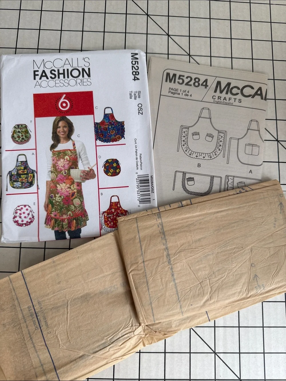 McCall’s M5284 Apron Sewing Pattern UNCUT FF OSZ Bib & Half Aprons 2006 Crafts